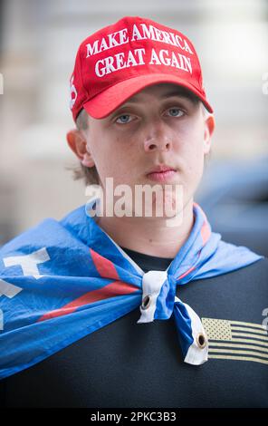 Der junge Maryland-Unterstützer von Präsident Trump hält eine „Don't tread on me“-Flagge in der Nähe des Manhattan Criminal Court House, New York City, USA. 4. April 2023. Stockfoto