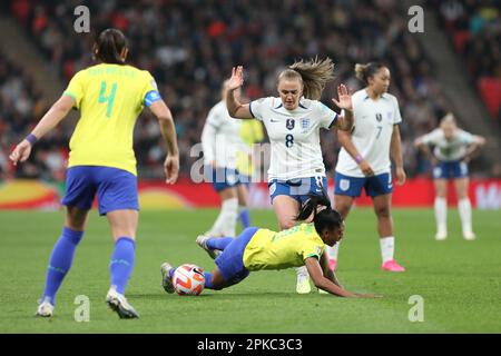 London, Großbritannien. 06. April 2023. Georgia Stanway of England Lionesses stellt beim CONMEBOL-UEFA WOMEN's CHAMPIONS CUP FINALISSIMA Match zwischen England Women und Brasilien Women am 6. April 2023 im Wembley Stadium, London, England, eine Herausforderung dar. Foto: Joshua Smith. Nur redaktionelle Verwendung, Lizenz für kommerzielle Verwendung erforderlich. Keine Verwendung bei Wetten, Spielen oder Veröffentlichungen von Clubs/Ligen/Spielern. Kredit: UK Sports Pics Ltd/Alamy Live News Stockfoto