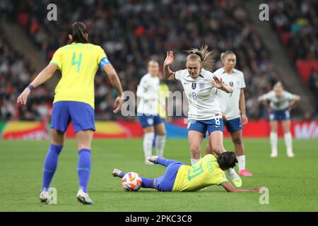 London, Großbritannien. 06. April 2023. Georgia Stanway of England Lionesses stellt beim CONMEBOL-UEFA WOMEN's CHAMPIONS CUP FINALISSIMA Match zwischen England Women und Brasilien Women am 6. April 2023 im Wembley Stadium, London, England, eine Herausforderung dar. Foto: Joshua Smith. Nur redaktionelle Verwendung, Lizenz für kommerzielle Verwendung erforderlich. Keine Verwendung bei Wetten, Spielen oder Veröffentlichungen von Clubs/Ligen/Spielern. Kredit: UK Sports Pics Ltd/Alamy Live News Stockfoto