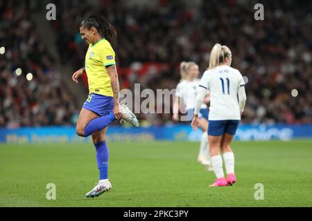 London, Großbritannien. 06. April 2023. Beatriz Zaneratto von Brasilien Women hält sich beim CONMEBOL-UEFA WOMEN's CHAMPIONS CUP FINALISSIMA Match zwischen England Women und Brasilien Women am 6. April 2023 im Wembley Stadium in London, England, den Knöchel fest. Foto: Joshua Smith. Nur redaktionelle Verwendung, Lizenz für kommerzielle Verwendung erforderlich. Keine Verwendung bei Wetten, Spielen oder Veröffentlichungen von Clubs/Ligen/Spielern. Kredit: UK Sports Pics Ltd/Alamy Live News Stockfoto