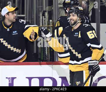 Pittsburgh, Usa. 06. April 2023. Pittsburgh Penguins feiert sein Tor gegen Minnesota Wild mit Pittsburgh Penguins Torhüter Casey DeSmith (1) am Donnerstag, den 6. April 2023, in der PPG Paints Arena in Pittsburgh. Foto: Archie Carpenter/UPI Credit: UPI/Alamy Live News Stockfoto