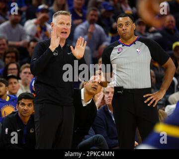 San Francisco, Usa. 04. April 2023. Steve Kerr, Cheftrainer der Golden State Warriors, spricht mit einem Schiedsrichter während seines Spiels gegen den Oklahoma City Thunder im vierten Quartal im Chase Center in San Francisco, Kalifornien, am Dienstag, den 4. April 2023. (Foto: Nhat V. Meyer/The Mercury News/TNS/Sipa USA) Guthaben: SIPA USA/Alamy Live News Stockfoto