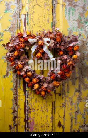 Alter Blumenkranz Mit Rusty Skeleton Key Still Life Stockfoto