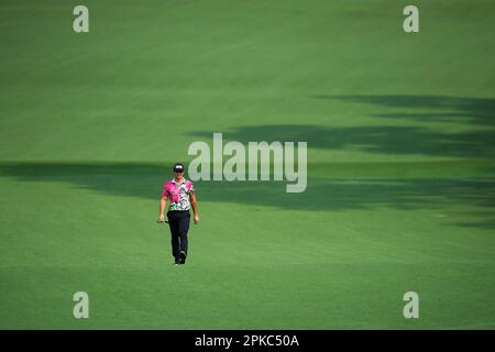 Augusta, USA. 6. April 2023. Viktor Hovland aus Norwegen spaziert während der ersten Runde des Masters-Golfturniers 2023 im Augusta National Golf Club in Augusta, USA, am 6. April 2023. Kredit: Wu Xiaoling/Xinhua/Alamy Live News Stockfoto