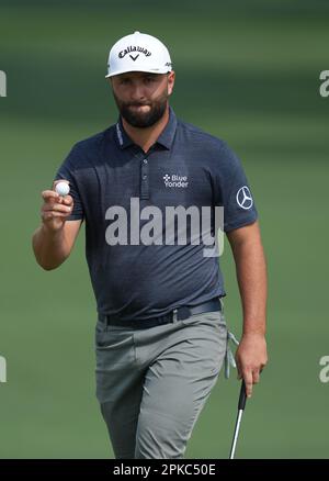 Augusta, USA. 6. April 2023. Jon Rahm aus Spanien reagiert in der ersten Runde des Masters-Golfturniers 2023 im Augusta National Golf Club in Augusta, USA, am 6. April 2023. Kredit: Wu Xiaoling/Xinhua/Alamy Live News Stockfoto