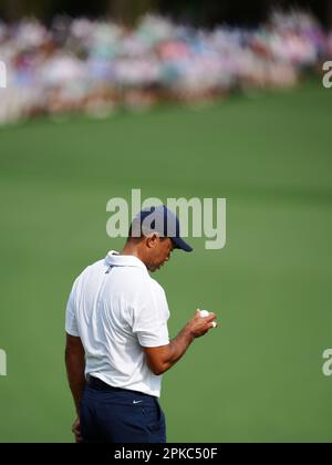 Augusta, USA. 6. April 2023. Tiger Woods of the United States reagiert in der ersten Runde des Masters-Golfturniers 2023 im Augusta National Golf Club in Augusta, USA, am 6. April 2023. Kredit: Wu Xiaoling/Xinhua/Alamy Live News Stockfoto