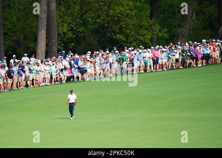 Augusta, USA. 6. April 2023. Tiger Woods of the United States spaziert während der ersten Runde des Masters-Golfturniers 2023 im Augusta National Golf Club in Augusta, USA, am 6. April 2023. Kredit: Wu Xiaoling/Xinhua/Alamy Live News Stockfoto