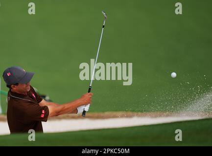 Augusta, USA. 6. April 2023. Adam Scott aus Australien schlägt in der ersten Runde des Masters-Golfturniers 2023 im Augusta National Golf Club in Augusta, USA, am 6. April 2023 aus dem Sand. Kredit: Wu Xiaoling/Xinhua/Alamy Live News Stockfoto