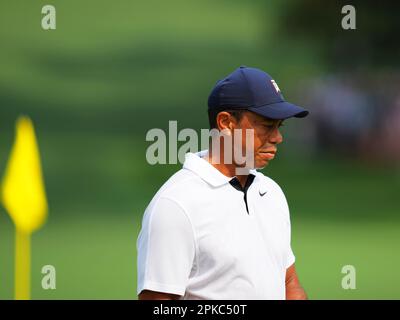 Augusta, USA. 6. April 2023. Tiger Woods of the United States ist in der ersten Runde des Masters-Golfturniers 2023 im Augusta National Golf Club in Augusta, USA, am 6. April 2023 zu sehen. Kredit: Wu Xiaoling/Xinhua/Alamy Live News Stockfoto