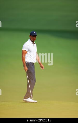 Augusta, USA. 6. April 2023. Tiger Woods of the United States reagiert in der ersten Runde des Masters-Golfturniers 2023 im Augusta National Golf Club in Augusta, USA, am 6. April 2023. Kredit: Wu Xiaoling/Xinhua/Alamy Live News Stockfoto