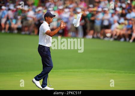 Augusta, USA. 6. April 2023. Tiger Woods of the United States spaziert während der ersten Runde des Masters-Golfturniers 2023 im Augusta National Golf Club in Augusta, USA, am 6. April 2023. Kredit: Wu Xiaoling/Xinhua/Alamy Live News Stockfoto