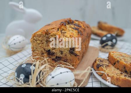 Süßes hausgemachtes Karotten-Bananenbrot mit Schokolade zu ostern Stockfoto