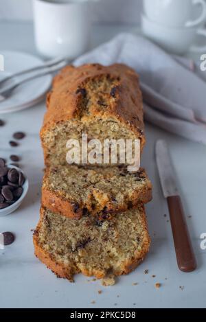 Süßes hausgemachtes Karotten-Bananenbrot mit Schokolade zu ostern Stockfoto