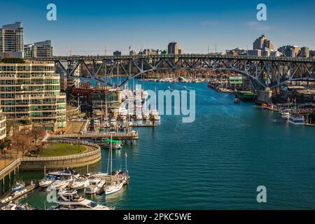 Panoramablick aus der Vogelperspektive auf False Creek in Vancouver an einem sonnigen Tag in Kanada. Boote und Yachten an den Fisherman Wharf Piers in False Creek Marina in der Nähe Stockfoto