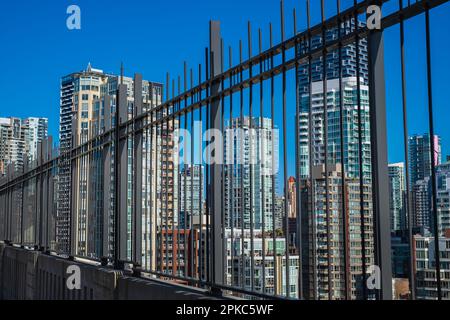 Stadtszene mit vielen hohen Büro- und Residenzgebäuden. Das Hochhaus in der Innenstadt. Modernes Wohngebiet mit Hochhäusern Nobod Stockfoto