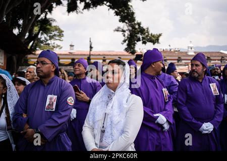 Antigua Guatemala, Guatemala. 06. April 2023. Katholiken aus der Kirche von San Francisco sehen sich die Heilige Donnerstag Prozession an. Der Jesus der Vergebung aus der Kirche San Francisco in Antigua Guatemala fand am Heiligen Donnerstag statt. Die Tradition der Prozessionen der Heiligen Woche in Guatemala wurde kürzlich von der UNESCO zum immateriellen Kulturerbe der Menschheit erklärt. Kredit: SOPA Images Limited/Alamy Live News Stockfoto