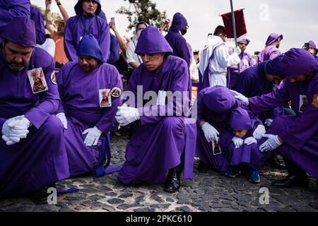 Antigua Guatemala, Guatemala. 06. April 2023. Katholiken aus der Kirche von San Francisco sehen sich die Heilige Donnerstag Prozession an. Der Jesus der Vergebung aus der Kirche San Francisco in Antigua Guatemala fand am Heiligen Donnerstag statt. Die Tradition der Prozessionen der Heiligen Woche in Guatemala wurde kürzlich von der UNESCO zum immateriellen Kulturerbe der Menschheit erklärt. Kredit: SOPA Images Limited/Alamy Live News Stockfoto