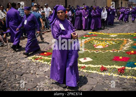 Antigua Guatemala, Guatemala. 06. April 2023. Der Mensch umarmt seinen Sohn während einer Prozession aus der Kirche von San Francisco, am Heiligen Donnerstag in Antigua, am Heiligen Donnerstag fand die Prozession des Jesus der Vergebung von der Kirche von San Francisco in Antigua Guatemala statt. Die Tradition der Prozessionen der Heiligen Woche in Guatemala wurde kürzlich von der UNESCO zum immateriellen Kulturerbe der Menschheit erklärt. Kredit: SOPA Images Limited/Alamy Live News Stockfoto