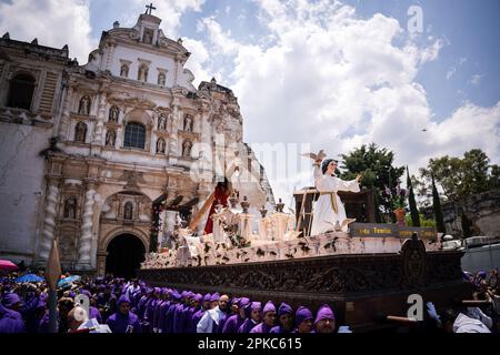 Antigua Guatemala, Guatemala. 06. April 2023. Hunderte von Katholiken aus der Kirche San Francisco, die während der Prozession am Heiligen Donnerstag gesehen wurden. Der Jesus der Vergebung aus der Kirche San Francisco in Antigua Guatemala fand am Heiligen Donnerstag statt. Die Tradition der Prozessionen der Heiligen Woche in Guatemala wurde kürzlich von der UNESCO zum immateriellen Kulturerbe der Menschheit erklärt. Kredit: SOPA Images Limited/Alamy Live News Stockfoto