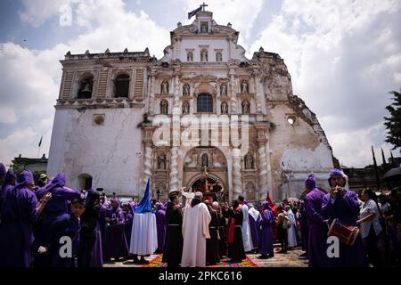 Antigua Guatemala, Guatemala. 06. April 2023. Hunderte von Katholiken aus der Kirche San Francisco, die während der Prozession am Heiligen Donnerstag gesehen wurden. Der Jesus der Vergebung aus der Kirche San Francisco in Antigua Guatemala fand am Heiligen Donnerstag statt. Die Tradition der Prozessionen der Heiligen Woche in Guatemala wurde kürzlich von der UNESCO zum immateriellen Kulturerbe der Menschheit erklärt. Kredit: SOPA Images Limited/Alamy Live News Stockfoto