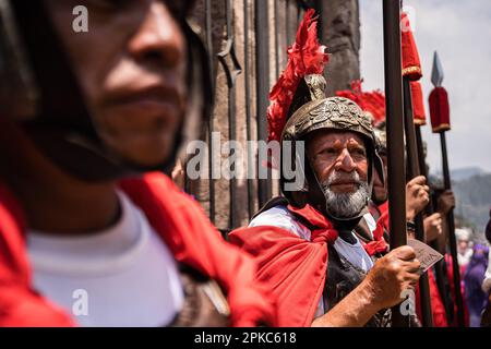 Antigua Guatemala, Guatemala. 06. April 2023. Männer, die als Römer verkleidet sind, nehmen an der Prozession am Heiligen Donnerstag Teil. Der Jesus der Vergebung aus der Kirche San Francisco in Antigua Guatemala fand am Heiligen Donnerstag statt. Die Tradition der Prozessionen der Heiligen Woche in Guatemala wurde kürzlich von der UNESCO zum immateriellen Kulturerbe der Menschheit erklärt. Kredit: SOPA Images Limited/Alamy Live News Stockfoto