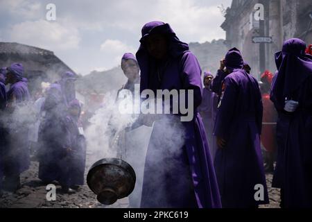 Antigua Guatemala, Guatemala. 06. April 2023. Der Mensch raucht Räucherstäbchen entlang der Prozession der Kirche von San Francisco, am Heiligen Donnerstag in Antigua. Der Jesus der Vergebung aus der Kirche San Francisco in Antigua Guatemala fand am Heiligen Donnerstag statt. Die Tradition der Prozessionen der Heiligen Woche in Guatemala wurde kürzlich von der UNESCO zum immateriellen Kulturerbe der Menschheit erklärt. Kredit: SOPA Images Limited/Alamy Live News Stockfoto