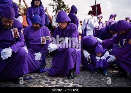 Antigua Guatemala, Guatemala. 06. April 2023. Katholiken aus der Kirche von San Francisco sehen sich die Heilige Donnerstag Prozession an. Der Jesus der Vergebung aus der Kirche San Francisco in Antigua Guatemala fand am Heiligen Donnerstag statt. Die Tradition der Prozessionen der Heiligen Woche in Guatemala wurde kürzlich von der UNESCO zum immateriellen Kulturerbe der Menschheit erklärt. (Foto: Diego Radames/SOPA Images/Sipa USA) Guthaben: SIPA USA/Alamy Live News Stockfoto