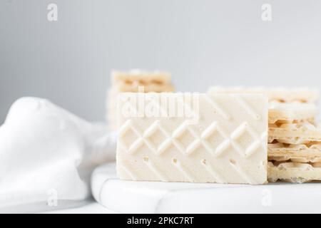 Vanille-Waffeln auf einem Marmorteller, Waffeln-Kekse gefüllt mit Vanille-Creme Stockfoto