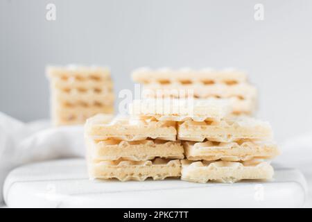 Vanille-Waffeln auf einem Marmorteller, Waffeln-Kekse gefüllt mit Vanille-Creme Stockfoto