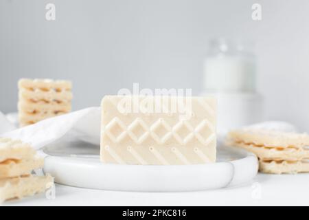 Vanille-Waffeln auf einem Marmorteller, Waffeln-Kekse gefüllt mit Vanille-Creme Stockfoto