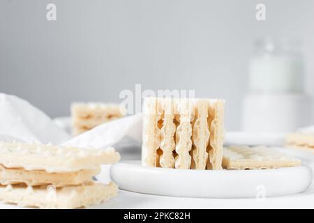 Vanille-Waffeln auf einem Marmorteller, Waffeln-Kekse gefüllt mit Vanille-Creme Stockfoto