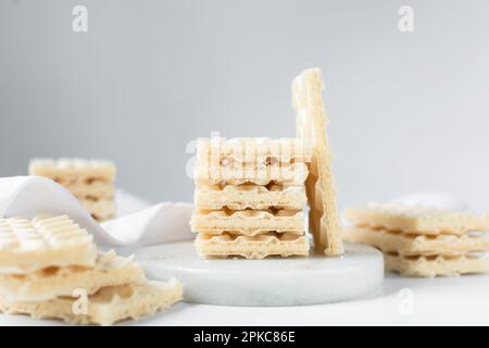 Vanille-Waffeln auf einem Marmorteller, Waffeln-Kekse gefüllt mit Vanille-Creme Stockfoto