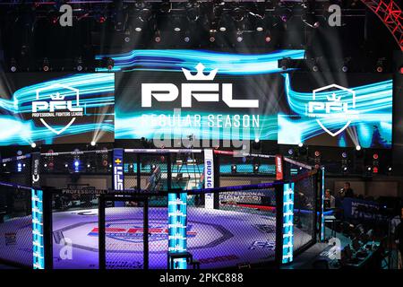 Las Vegas, NV, USA. 6. April 2023. Ein Blick von außen auf den PFL SmartCage vor den zeremoniellen Wiegeversuchen im Theater im Virgin Hotel am 6. April 2023 in Las Vegas, NV. Christopher Trim/CSM/Alamy Live News Stockfoto