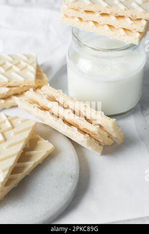 Vanille-Waffeln auf einem Marmorteller, Waffeln-Kekse gefüllt mit Vanille-Creme Stockfoto