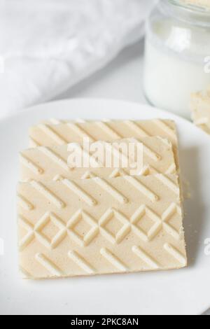 Vanille-Waffeln auf einem Marmorteller, Waffeln-Kekse gefüllt mit Vanille-Creme Stockfoto