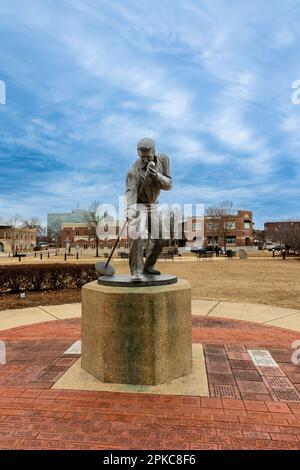 Tupelo, MS - Januar 2023: Statue von Elvis Presley in Tupelo, MS, mit Rathaus im Hintergrund Stockfoto