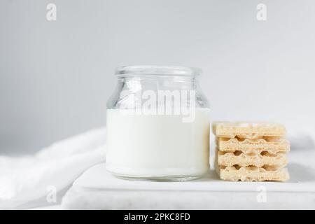 Vanille-Waffeln auf einem Marmorteller, Waffeln-Kekse gefüllt mit Vanille-Creme Stockfoto