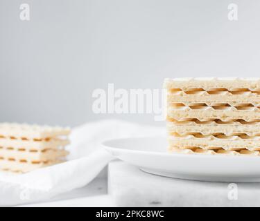 Vanille-Waffeln auf einem Marmorteller, Waffeln-Kekse gefüllt mit Vanille-Creme Stockfoto