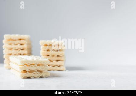 Vanille-Waffeln auf einem Marmorteller, Waffeln-Kekse gefüllt mit Vanille-Creme Stockfoto