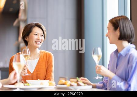 Eine Frau, die ihr Essen genießt Stockfoto