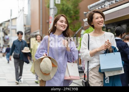 Frauen, die sehen Stockfoto