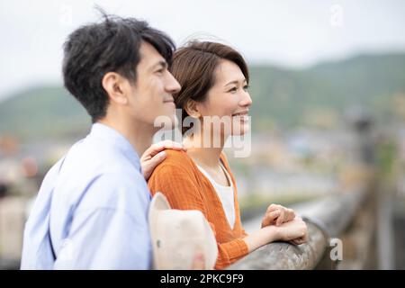 Männer und Frauen, die sehen Stockfoto