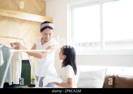 Mutter und Tochter Wäsche Falten Stockfoto