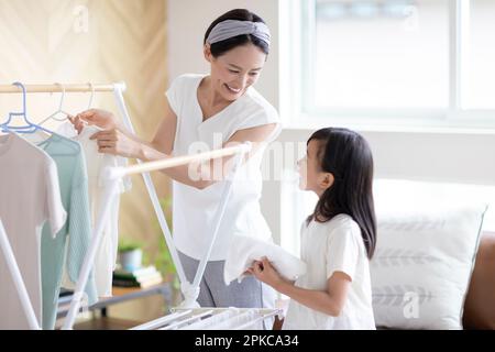 Mutter und Tochter Wäsche Falten Stockfoto