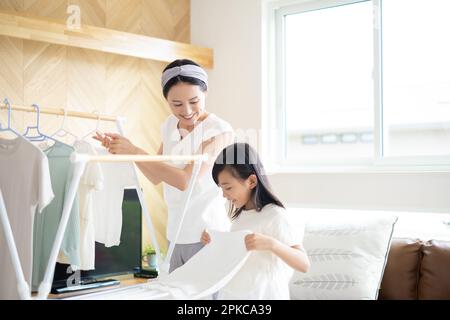 Mutter und Tochter Wäsche Falten Stockfoto