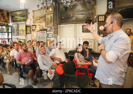 ISTANBUL, TÜRKEI - SEPTEMBER 2: Traditionelle Auktion im Balat-Bezirk am 2. September 2018 in Istanbul, Türkei. Stockfoto