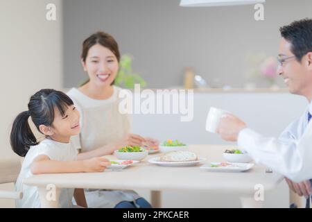 Die Familie unterhält sich beim Essen Stockfoto