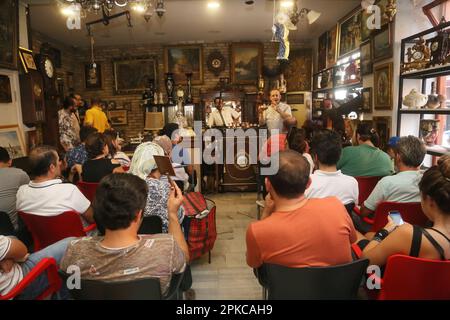 ISTANBUL, TÜRKEI - SEPTEMBER 2: Traditionelle Auktion im Balat-Bezirk am 2. September 2018 in Istanbul, Türkei. Stockfoto