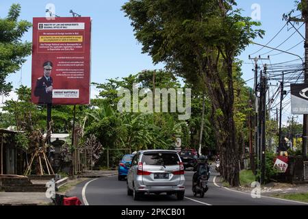 Bali, Indonesien - 7. April 2023: Ein Gremium mit einer Botschaft an alle Touristen vom Regionalbüro des Ministeriums für Recht und Menschenrechte in Bali, Indonesien. Stockfoto