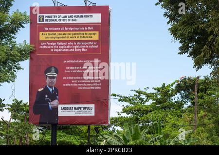 Bali, Indonesien - 7. April 2023: Ein Gremium mit einer Botschaft an alle Touristen vom Regionalbüro des Ministeriums für Recht und Menschenrechte in Bali, Indonesien. Stockfoto